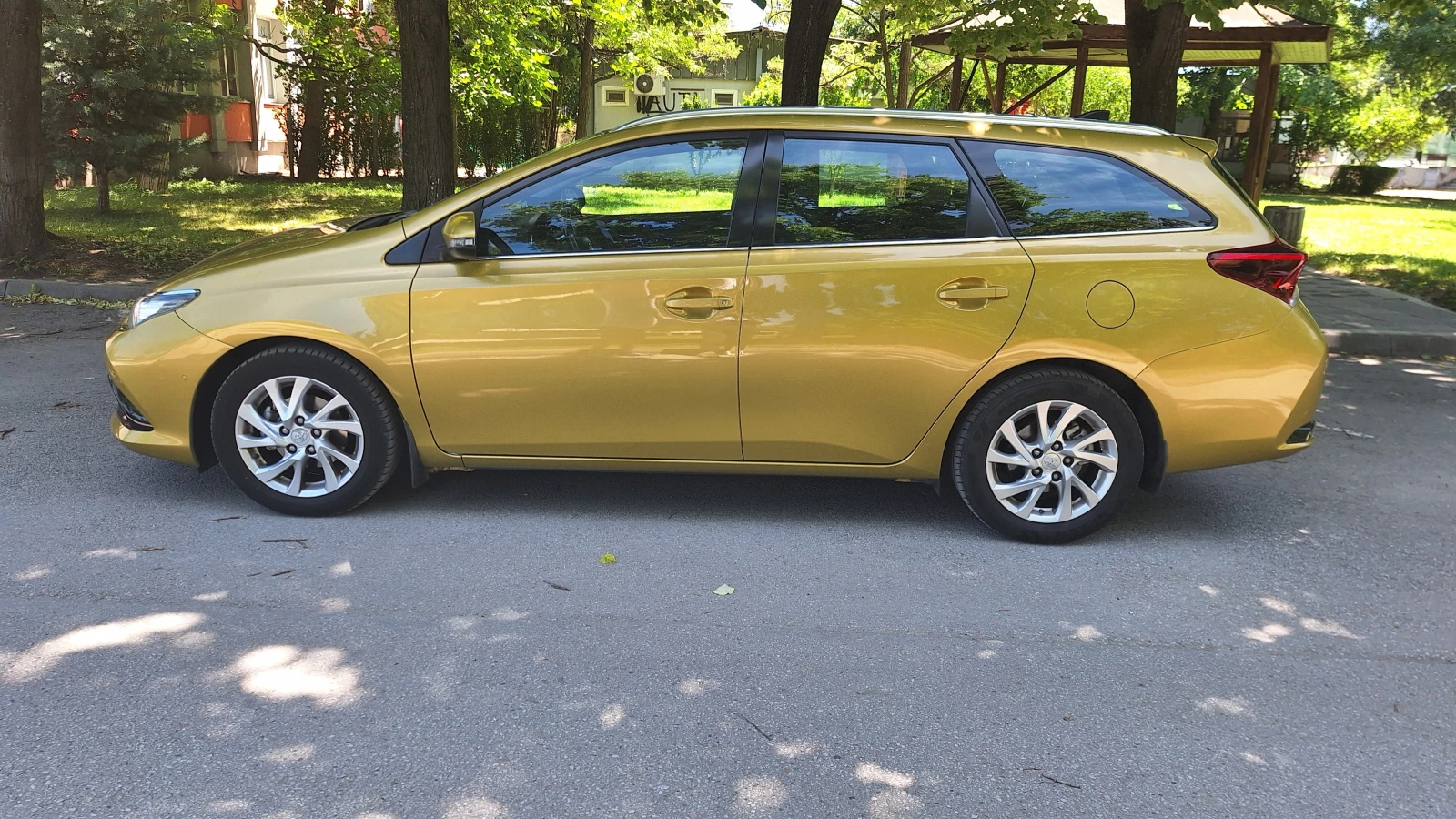 Toyota Auris 1.6, снимка 2 - Автомобили и джипове - 54723504