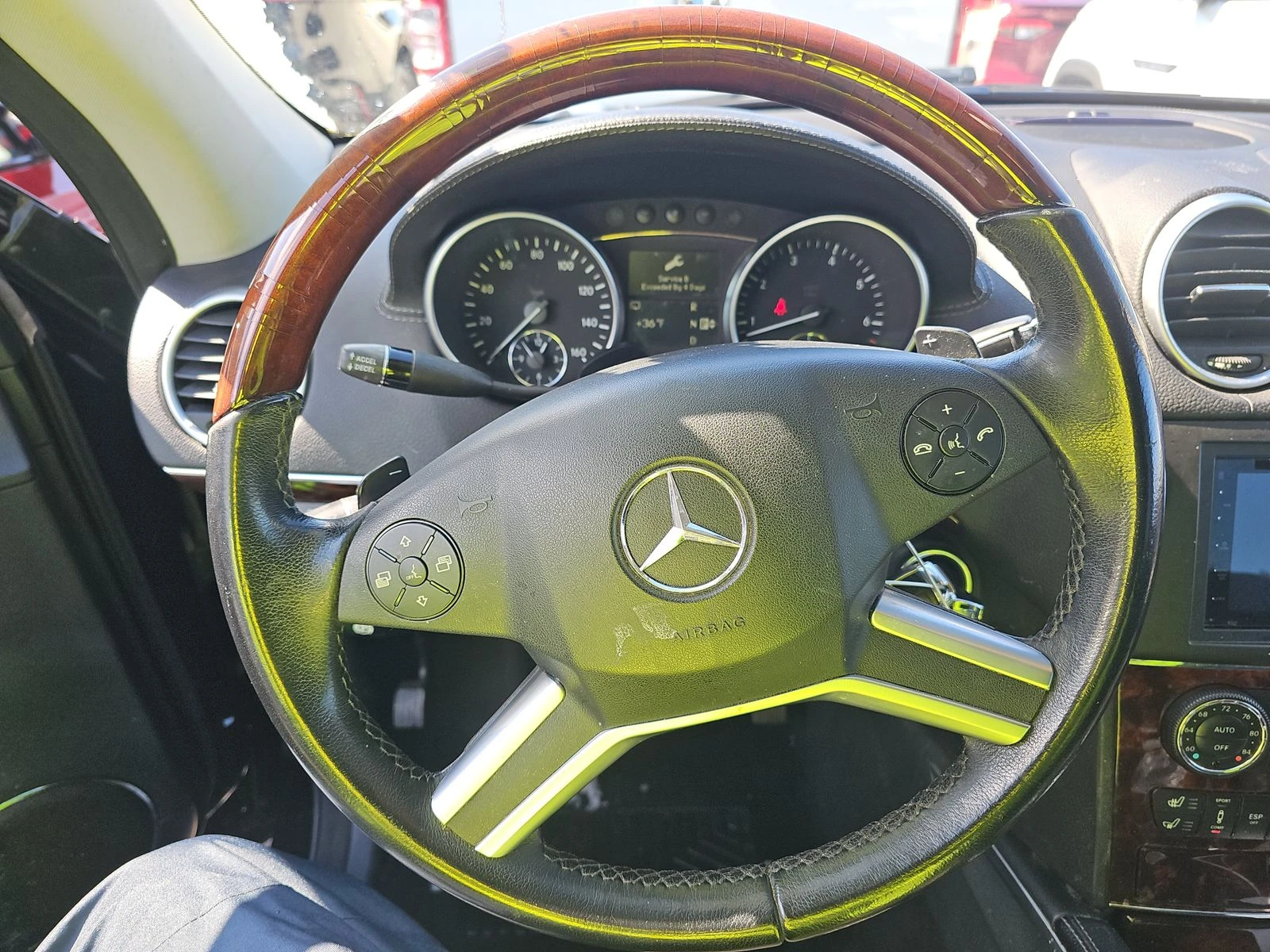 Mercedes-Benz GL 500 AMG* PACK* ПОДГРЕВ* ОБДУХВАНЕ* КАМЕРА* КЕЙЛЕС*  - изображение 9