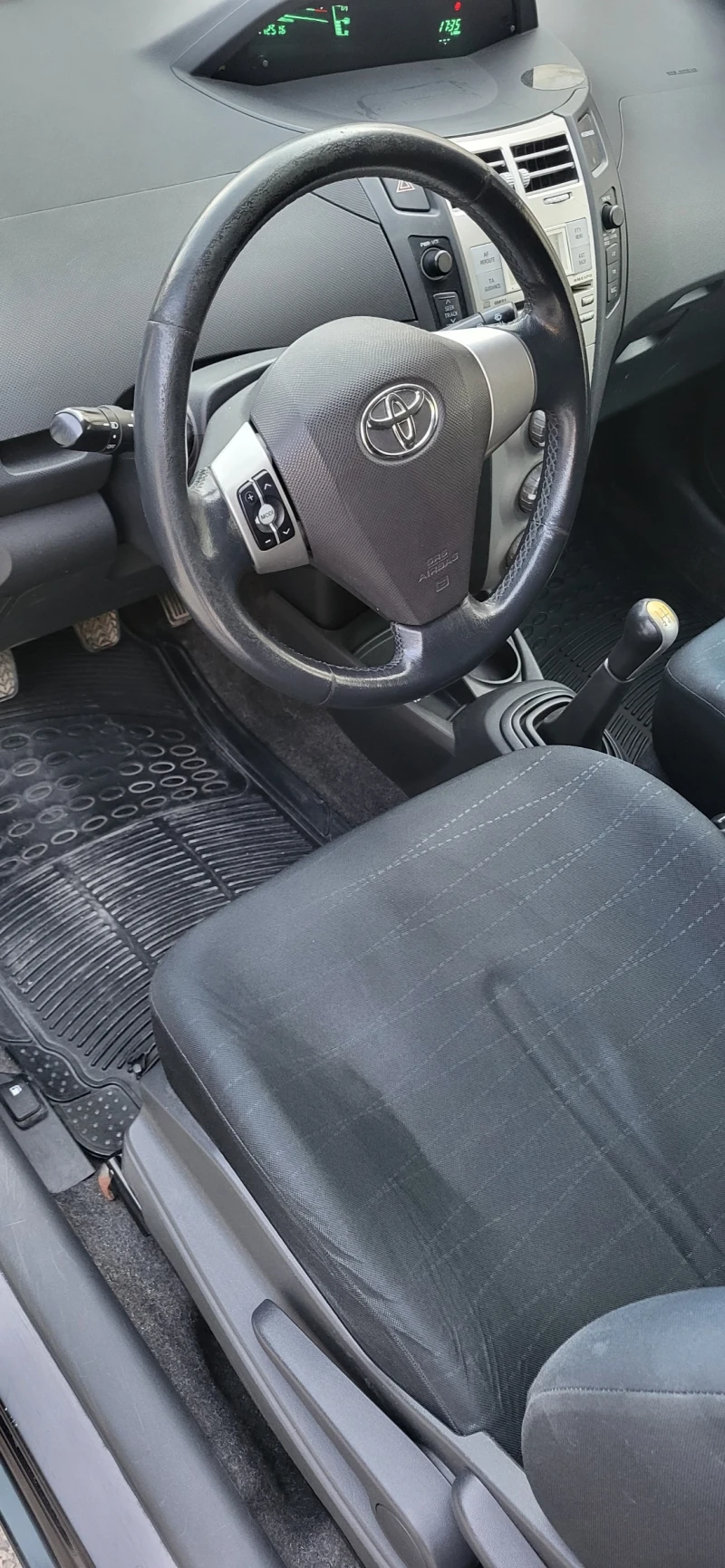 Toyota Yaris 1.3 vvt-i, снимка 8 - Автомобили и джипове - 52407610