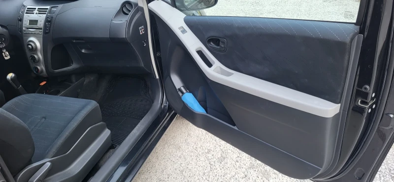 Toyota Yaris 1.3 vvt-i, снимка 6 - Автомобили и джипове - 52407610