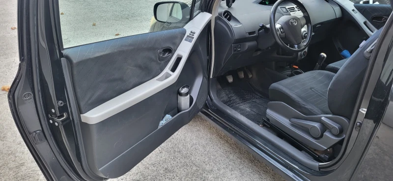 Toyota Yaris 1.3 vvt-i, снимка 7 - Автомобили и джипове - 52407610