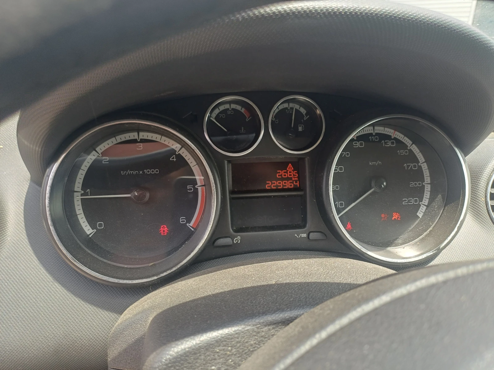 Peugeot 308 SW 1.6HDI, снимка 8 - Автомобили и джипове - 54608919