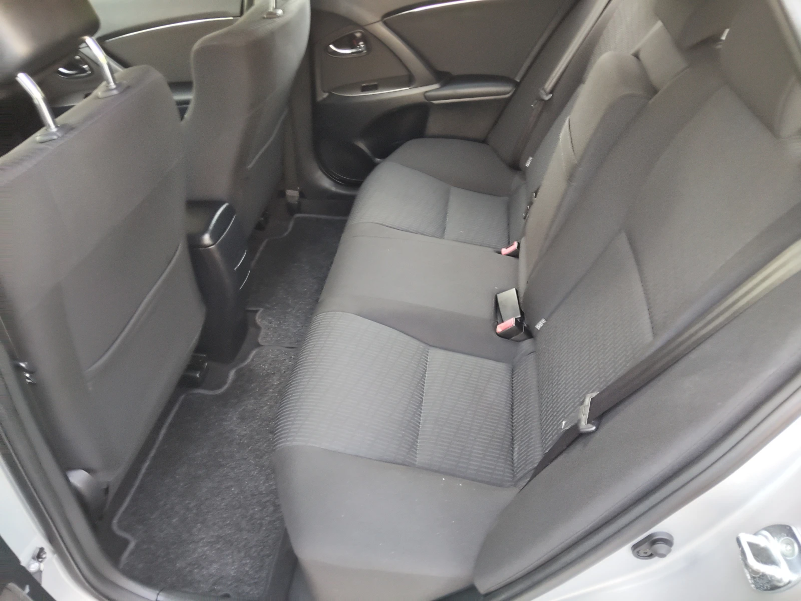 Toyota Avensis 1, 8i 147ps 83000km!!!, снимка 11 - Автомобили и джипове - 54911008