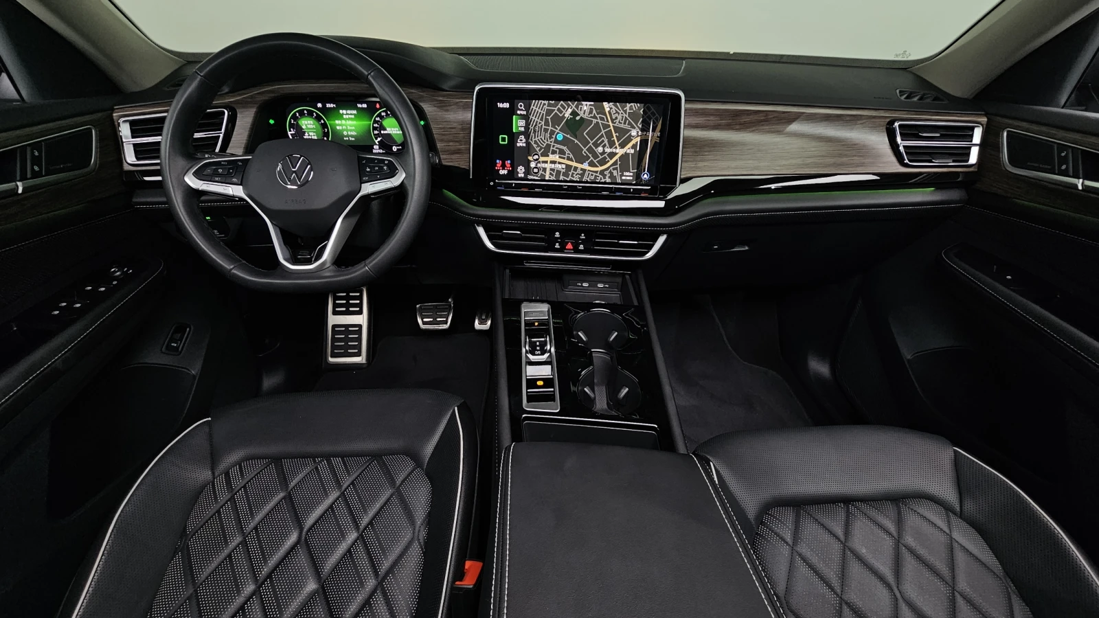 VW Atlas 2.0 TSI* 360* ЕЛ. БАГАЖНИК* HUD* МАСАЖ* ЛЮК* КРАЙН, снимка 7 - Автомобили и джипове - 55983919
