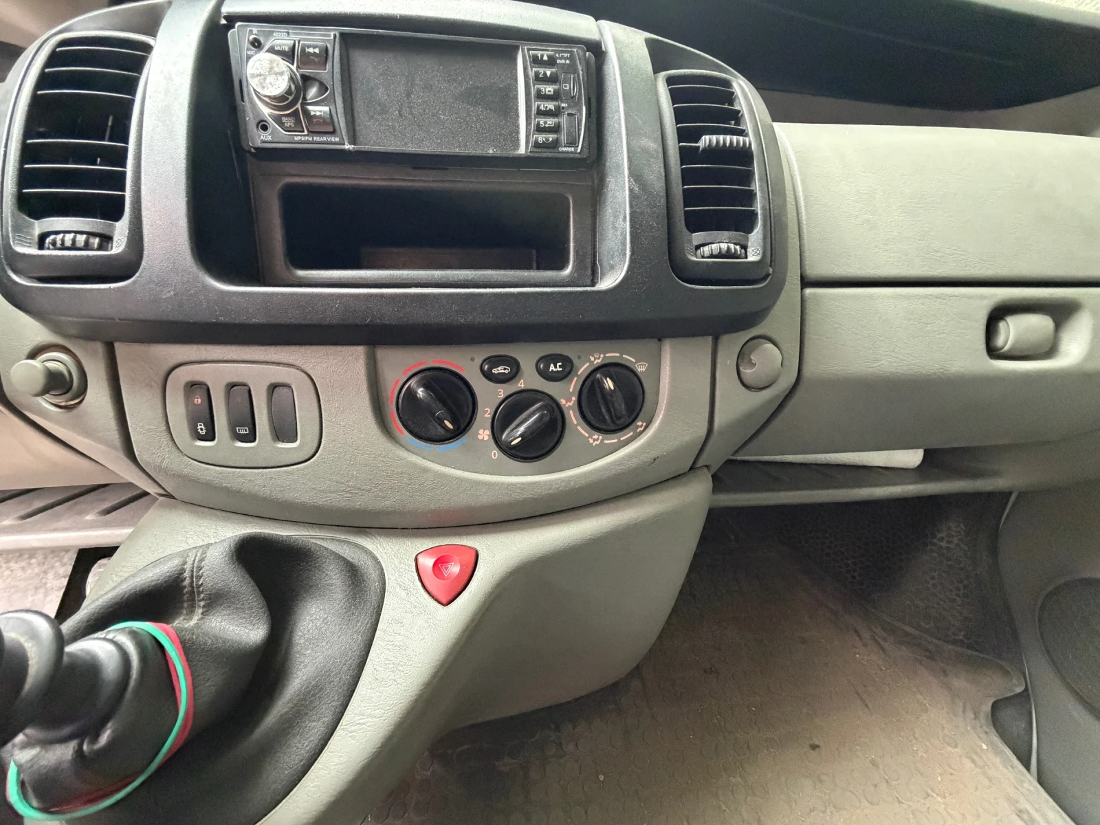 Opel Vivaro 2.0, снимка 7 - Бусове и автобуси - 55768689