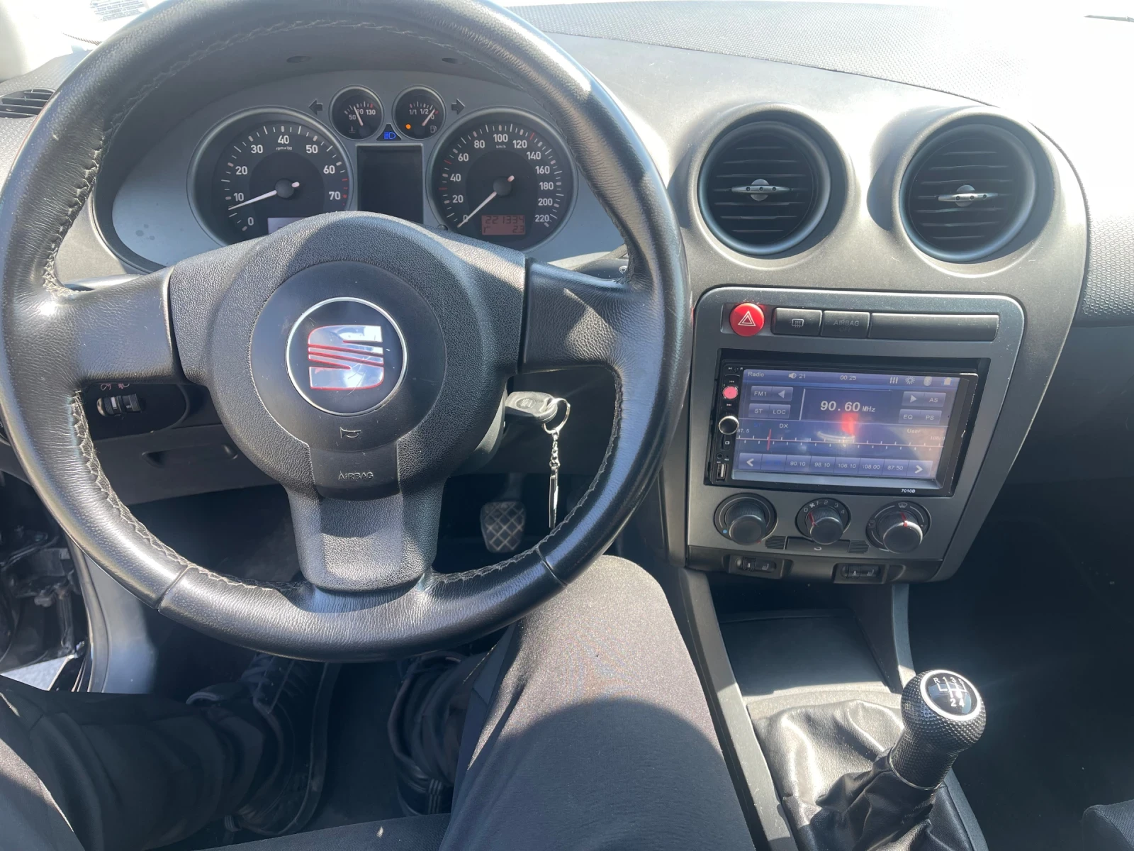 Seat Ibiza 1.4i 101HP РЕГИСТРИРАНА И ОБСЛУЖЕНА  - изображение 8