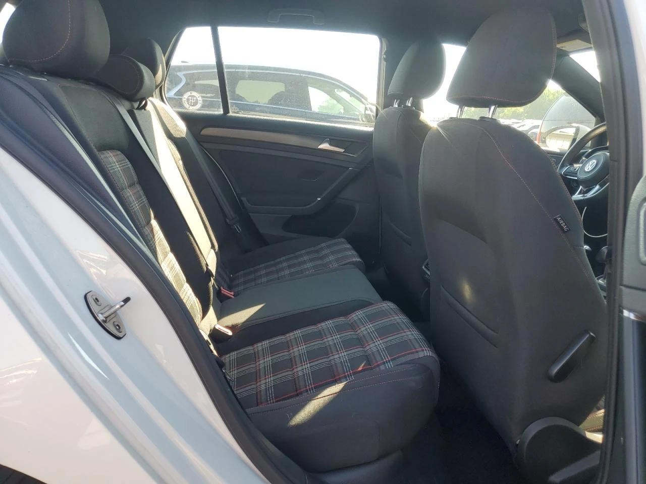 VW Golf GTI 2.0T S Ръчни скорости - изображение 10