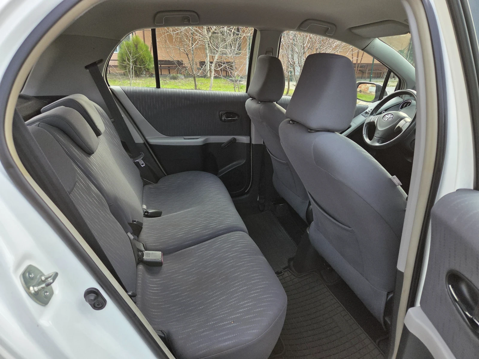 Toyota Yaris 1.33 VVT-i, снимка 10 - Автомобили и джипове - 53717635