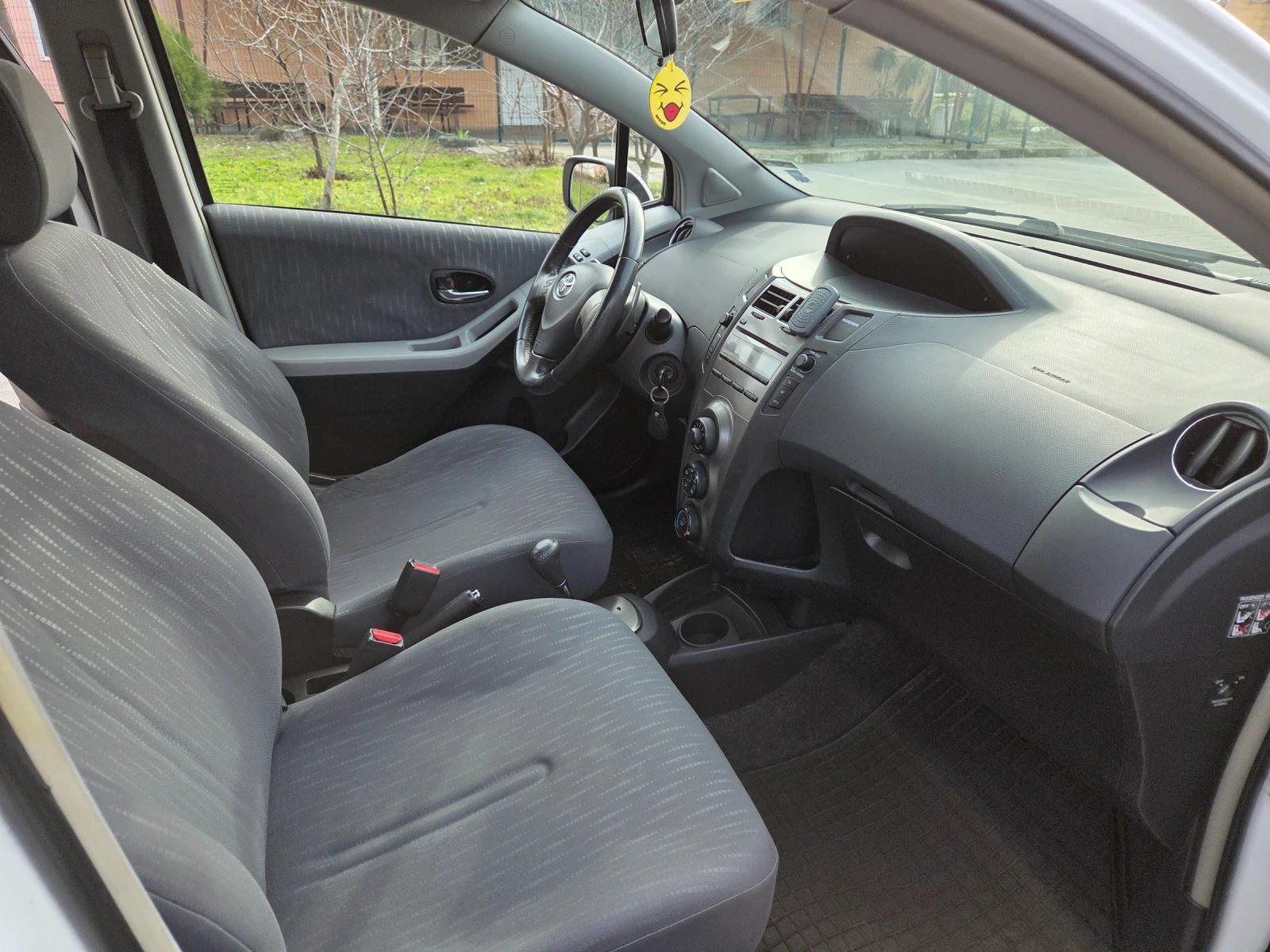 Toyota Yaris 1.33 VVT-i, снимка 9 - Автомобили и джипове - 53717635