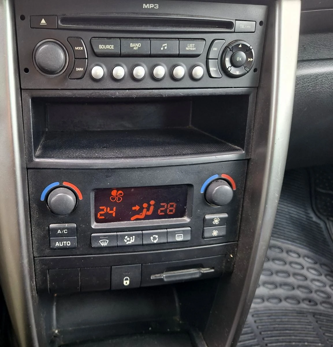 Peugeot 207 SW, снимка 6 - Автомобили и джипове - 54015933