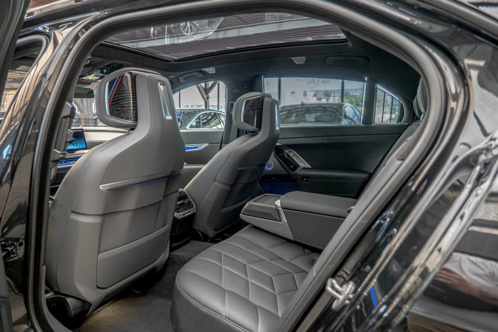 BMW 760 4.4i V8/M-Sport/Individual/Камера 360/Обдухване/Hu, снимка 9 - Автомобили и джипове - 54830905