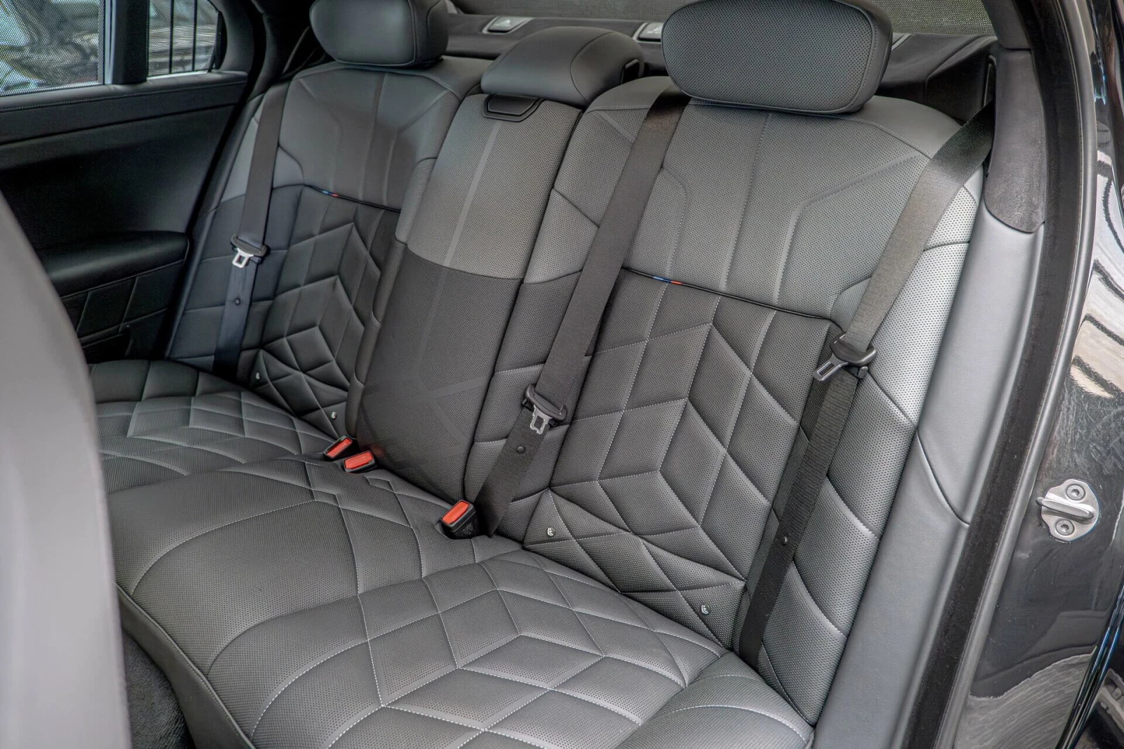 BMW 760 4.4i V8/M-Sport/Individual/Камера 360/Обдухване/Hu, снимка 10 - Автомобили и джипове - 54830905