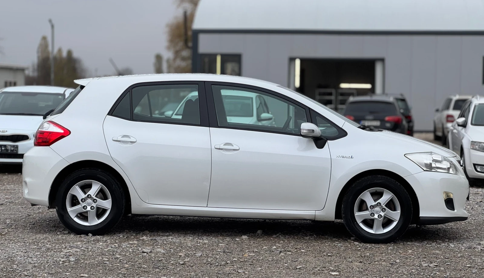 Toyota Auris 1.8 VVT-i Hybrid * Бяла перла*  - изображение 8