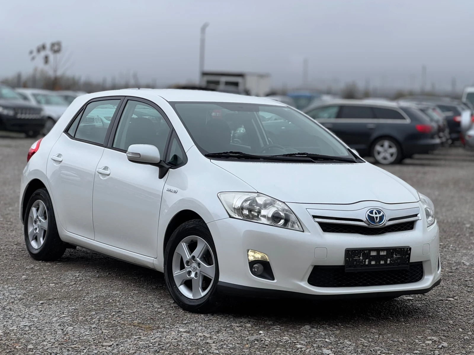 Toyota Auris 1.8 VVT-i Hybrid * Бяла перла*  - изображение 3