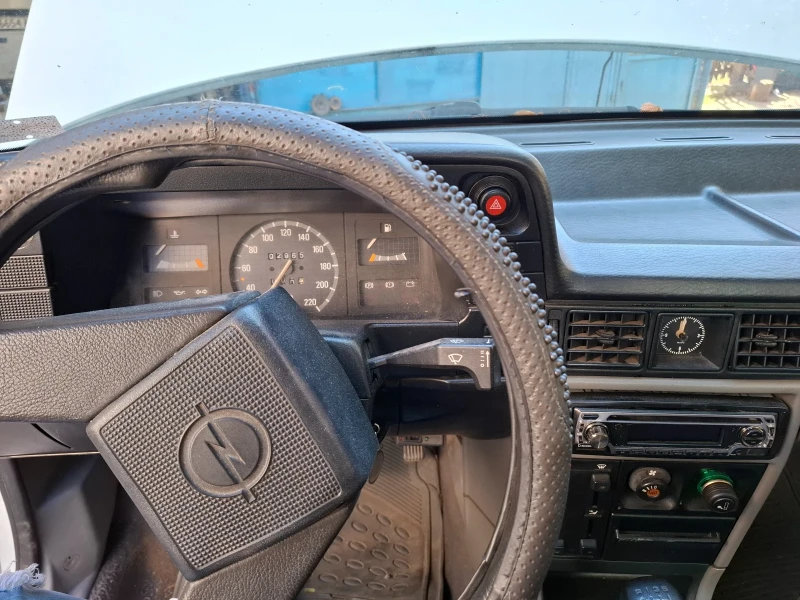 Opel Kadett 1.6i, снимка 4 - Автомобили и джипове - 47655566