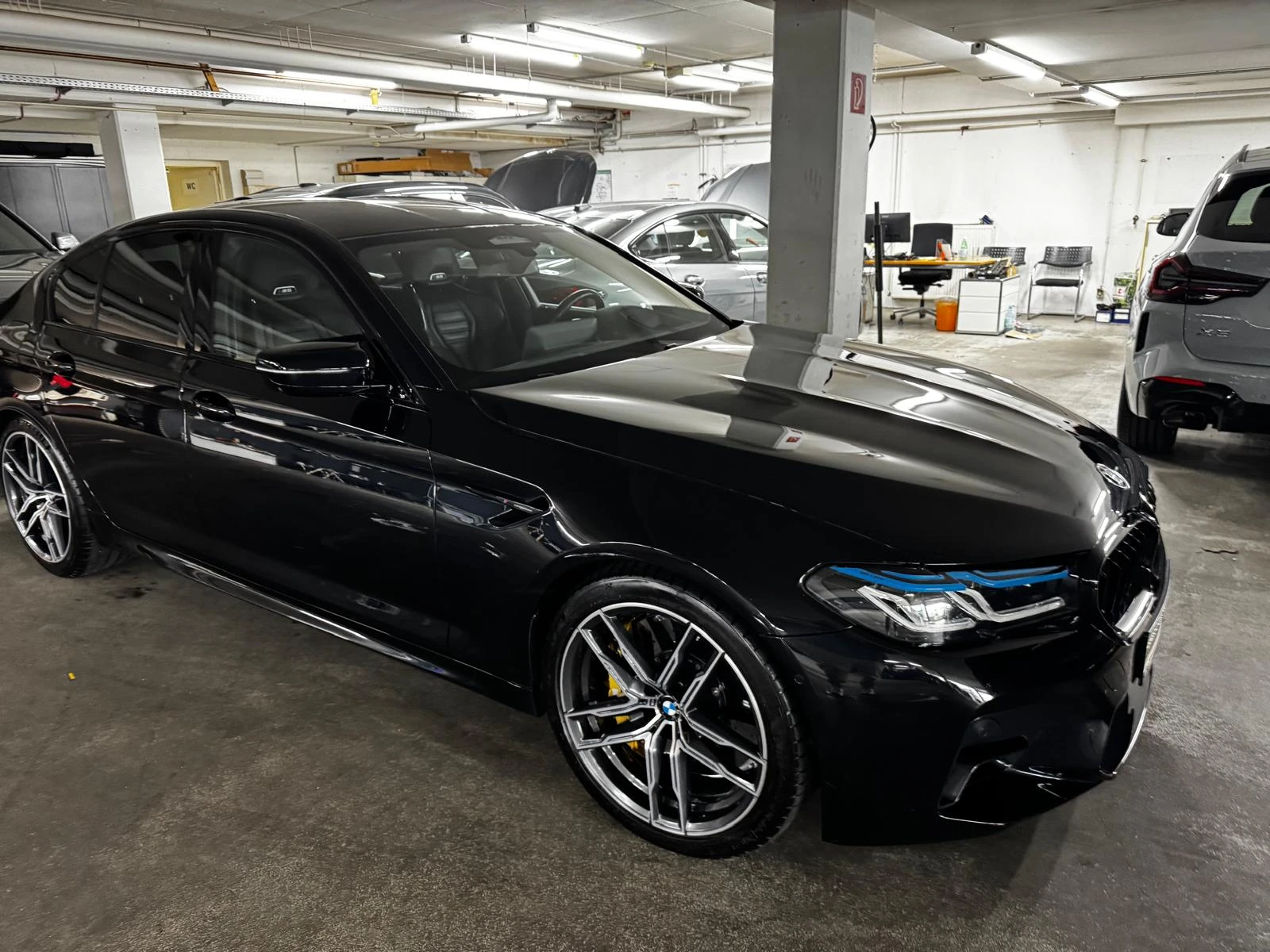 BMW M5 Competition xDrive Carbon Ceramic, B/W - изображение 2