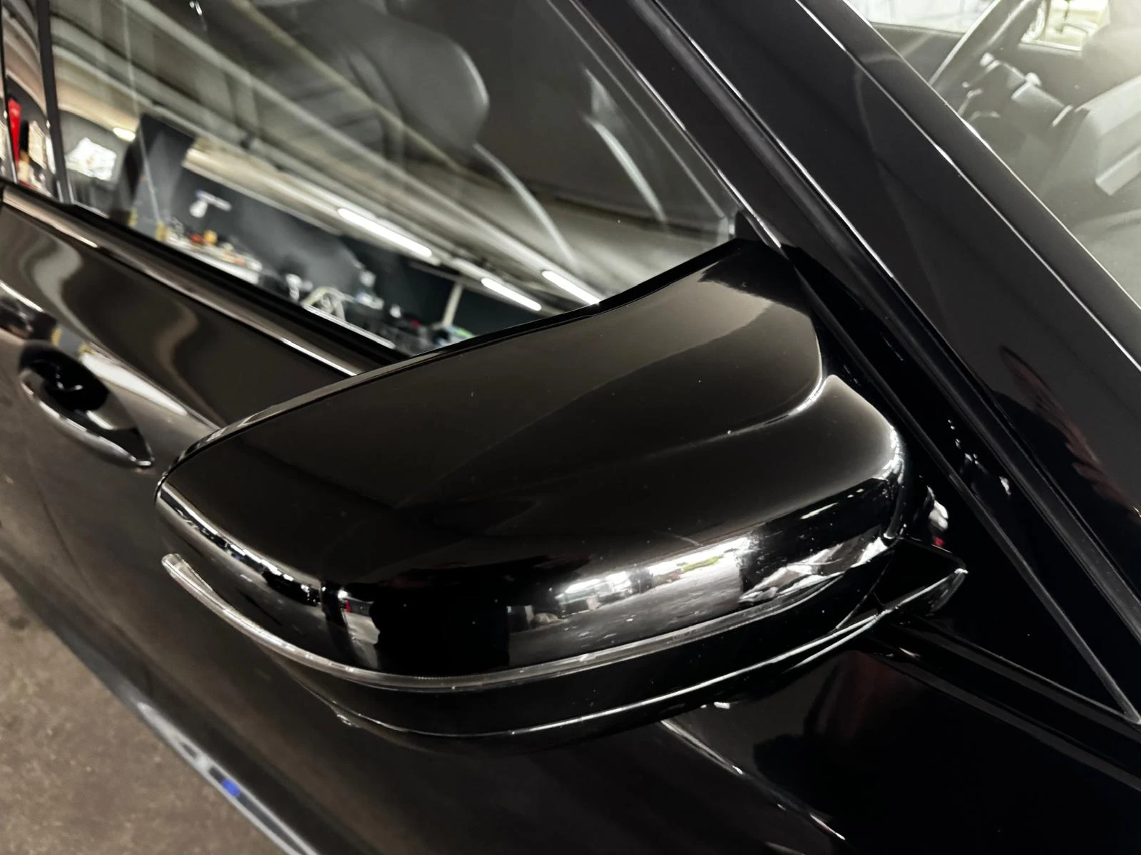 BMW M5 Competition xDrive Carbon Ceramic, B/W - изображение 9