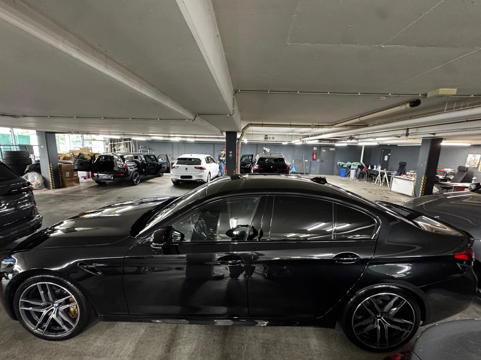 BMW M5 Competition xDrive Carbon Ceramic, B/W - изображение 5