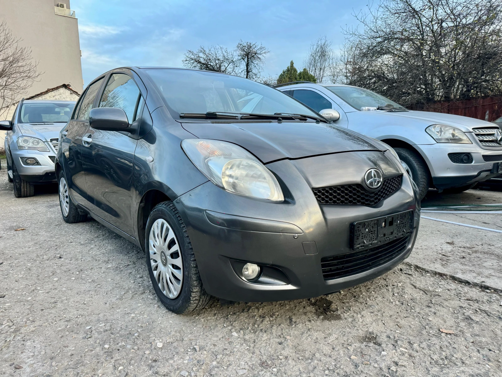 Toyota Yaris 1.3VVTI 100HP GAS 6 SKOROSTI FACELIFT KLIMA 2011G - изображение 2