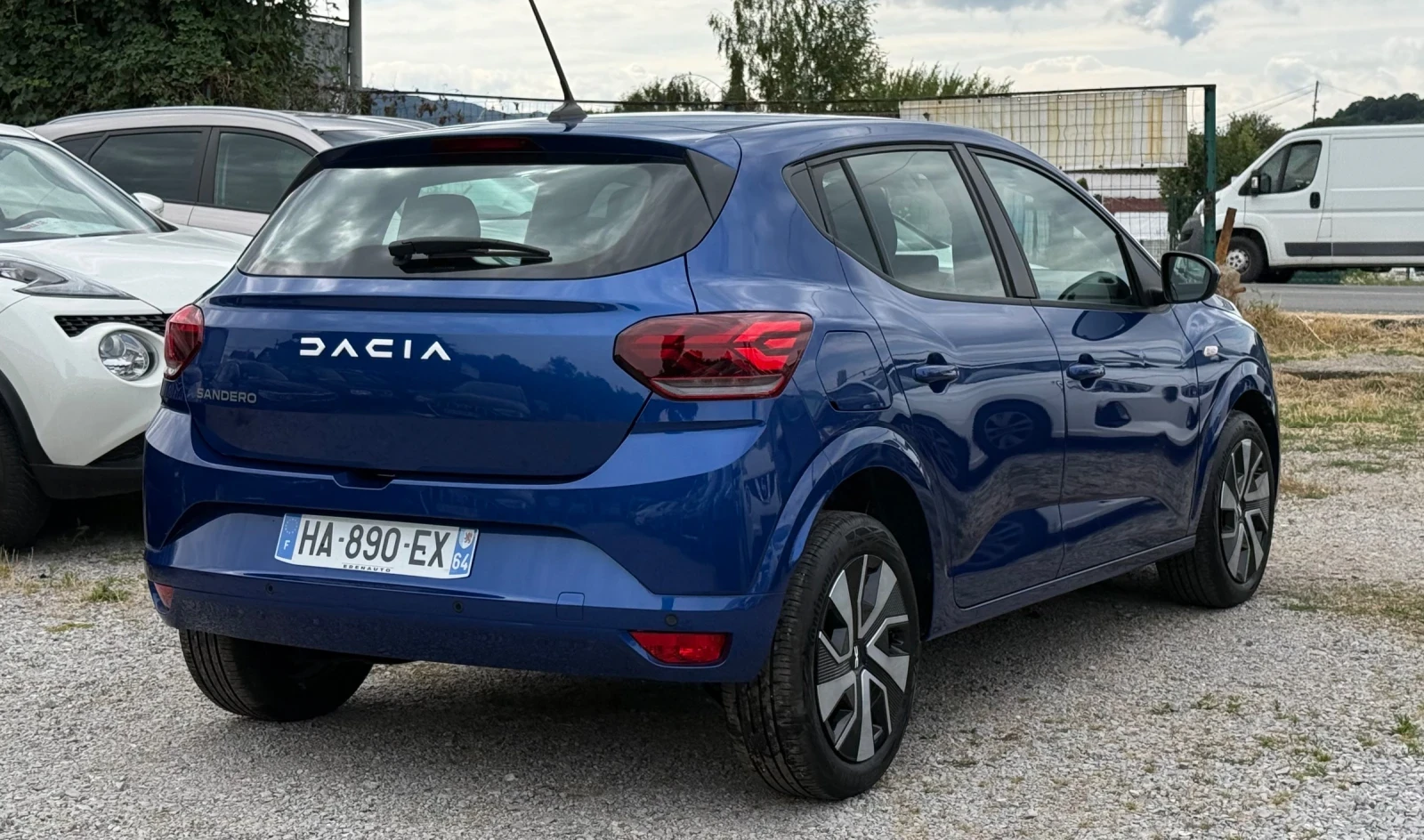 Dacia Sandero 1.0 SCe* 4000km* Navi* CarPlay* LED* 2025g* , снимка 5 - Автомобили и джипове - 55409408