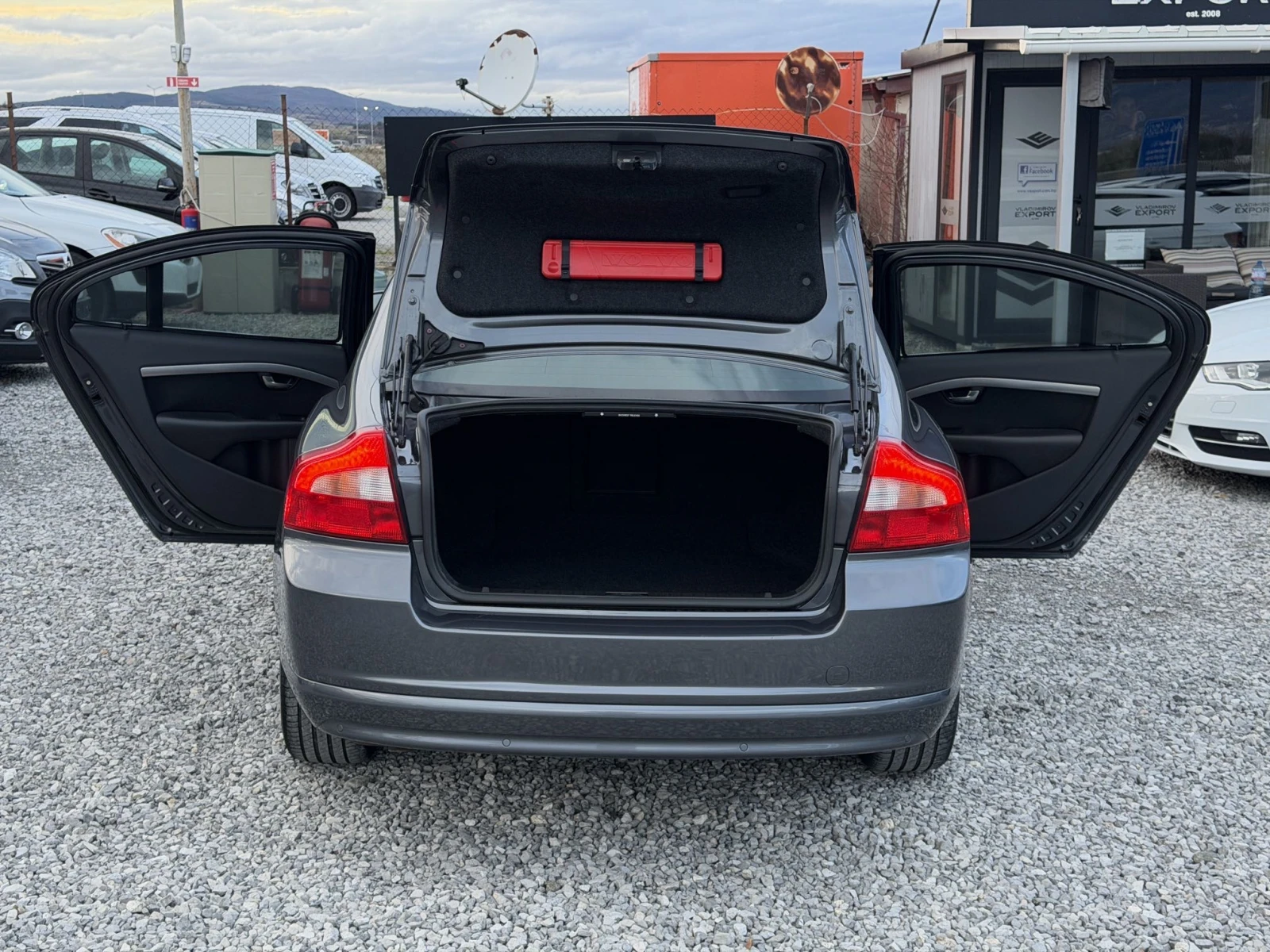 Volvo S80 2.4 D5 4x4 / Реални КМ / 1 СОБСТВЕНИК / БЕЗ РЪЖДА, снимка 10 - Автомобили и джипове - 56016463