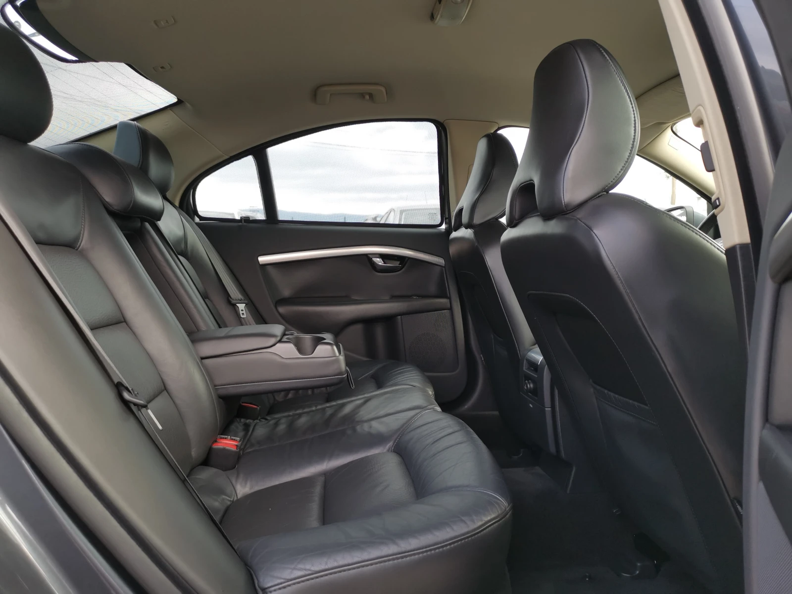Volvo S80 2.4 D5 4x4 / Реални КМ / 1 СОБСТВЕНИК / БЕЗ РЪЖДА, снимка 7 - Автомобили и джипове - 56016463