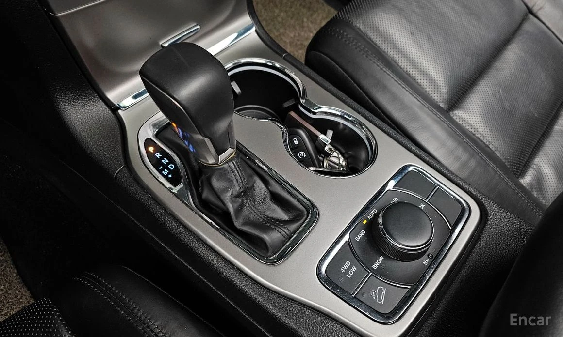 Jeep Grand cherokee LIMITED* 3.6* V6* 8ZF* ОБДУХВАНЕ* КАМЕРА* КЕЙЛЕС* , снимка 11 - Автомобили и джипове - 54123180