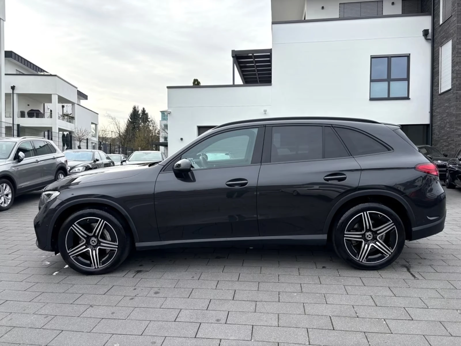Mercedes-Benz GLC 220 d/AMG/4-MATIC/LED PERFORMANCE/DISTRONIC/MEMORY/, снимка 3 - Автомобили и джипове - 54137460