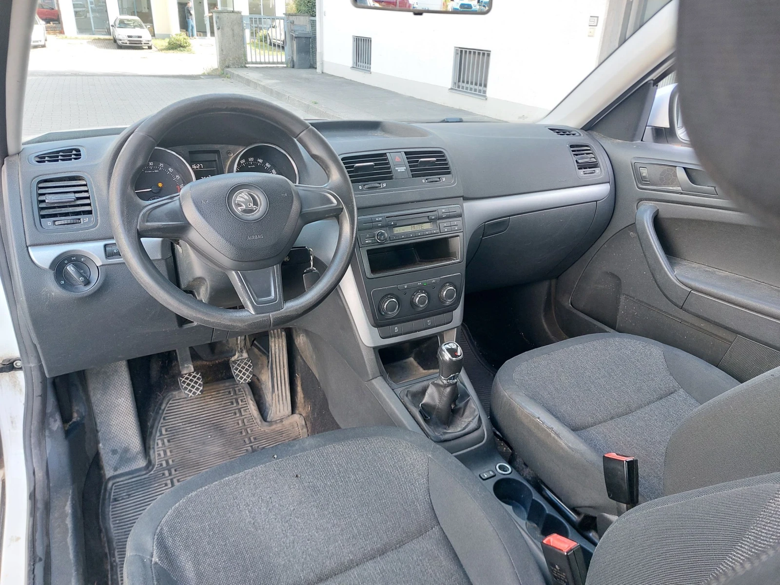 Skoda Yeti 2.0TDI 4X4, снимка 12 - Автомобили и джипове - 55902686