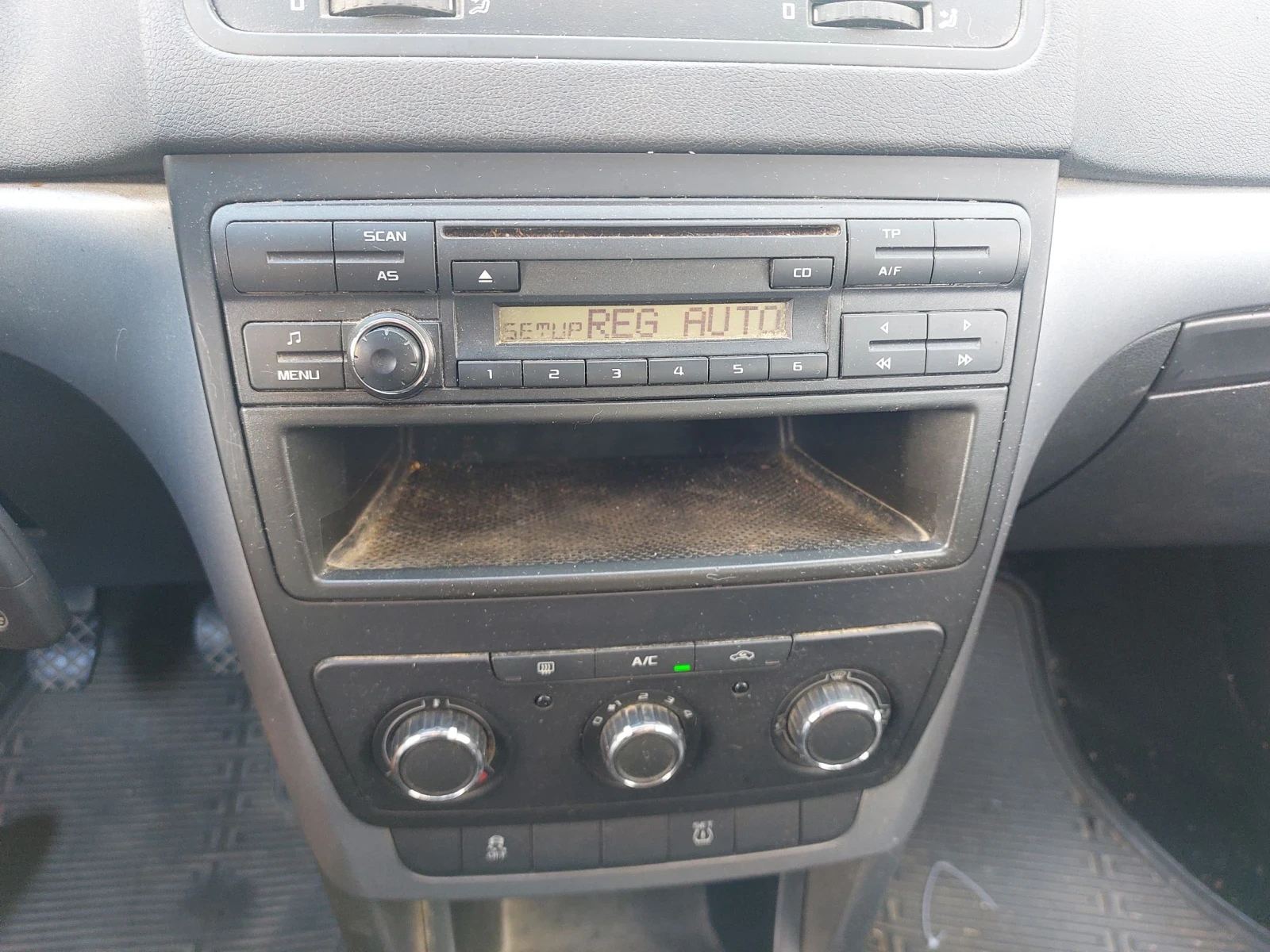 Skoda Yeti 2.0TDI 4X4, снимка 16 - Автомобили и джипове - 55902686