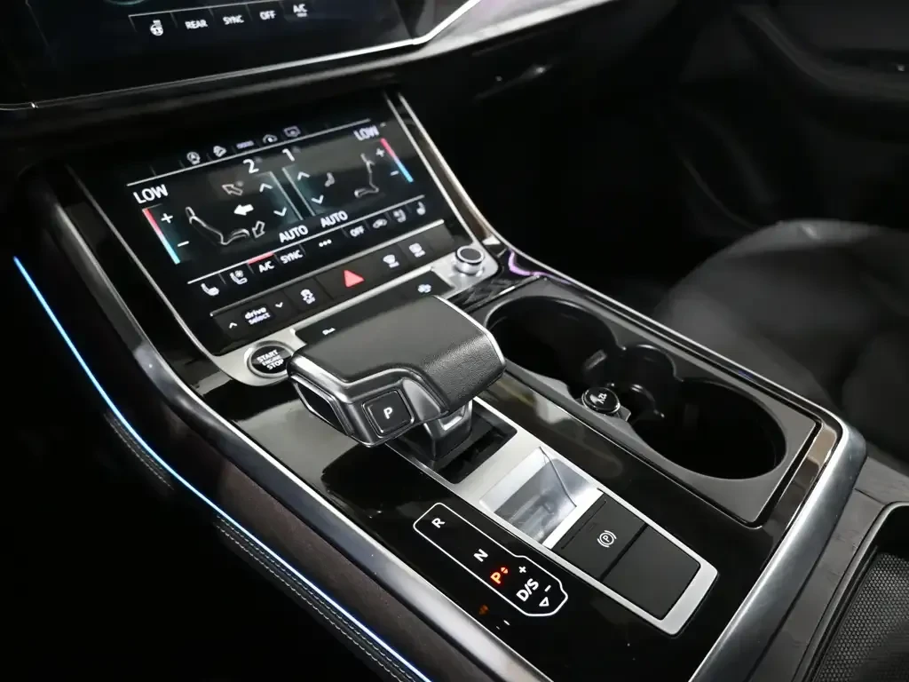 Audi Q8 S-LINE| 360| MATRIX| ПАНО| ОБДУХ| ДИСТРОНИК, снимка 14 - Автомобили и джипове - 56118375