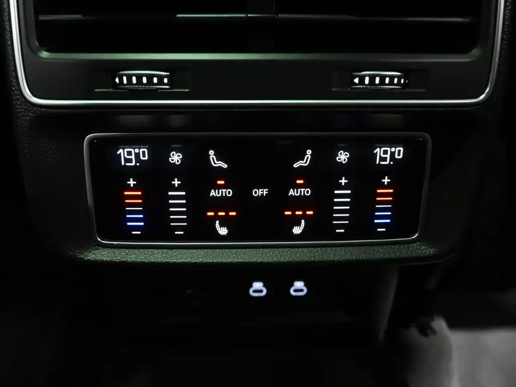Audi Q8 S-LINE| 360| MATRIX| ПАНО| ОБДУХ| ДИСТРОНИК, снимка 8 - Автомобили и джипове - 56118375