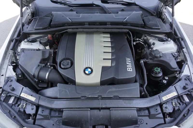 BMW 330 Xdrive/Facelift/Xennon/Навигация/Автомат, снимка 13 - Автомобили и джипове - 51443626