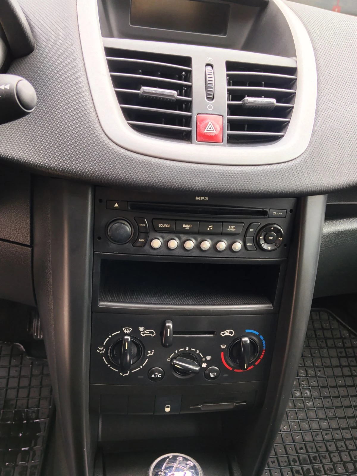 Peugeot 207, снимка 11 - Автомобили и джипове - 54606845