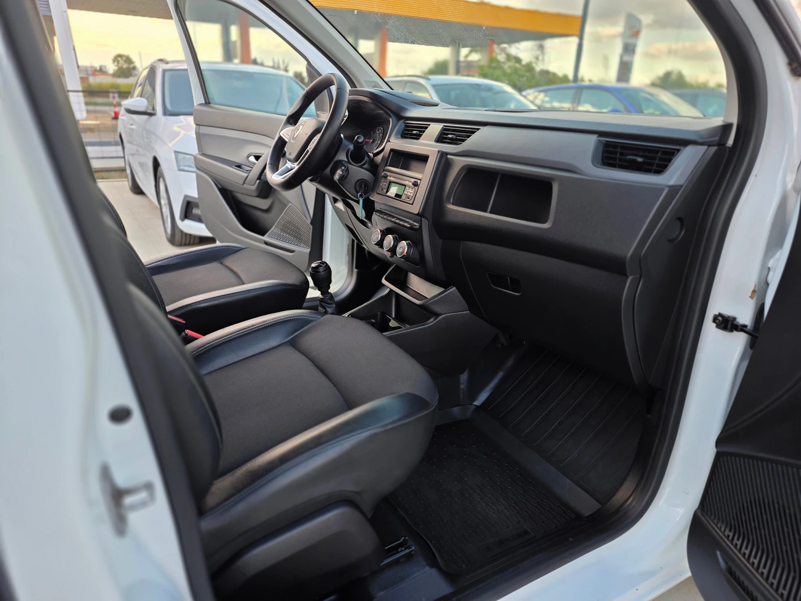 Renault Kangoo 1.5DCI-6ск, снимка 9 - Автомобили и джипове - 56246490