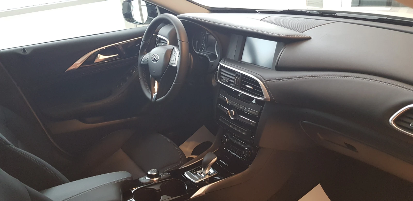 Infiniti Q30 Luxe, снимка 7 - Автомобили и джипове - 56112323