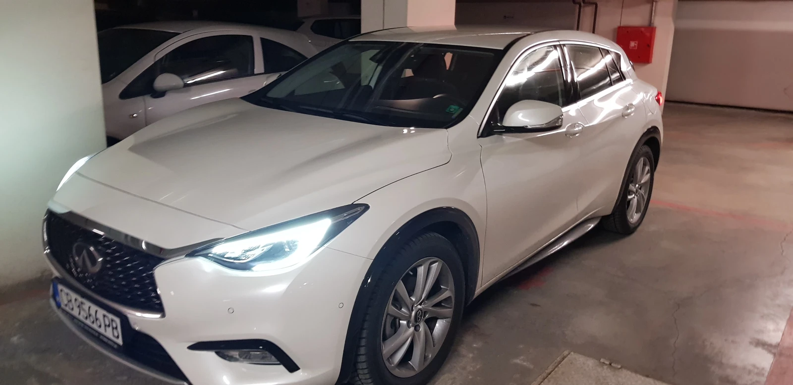 Infiniti Q30 Luxe, снимка 3 - Автомобили и джипове - 56112323