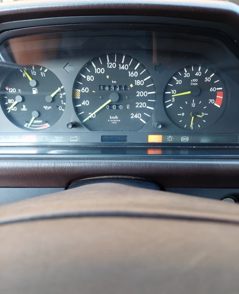 Mercedes-Benz 124 300ce, снимка 7 - Автомобили и джипове - 47924621