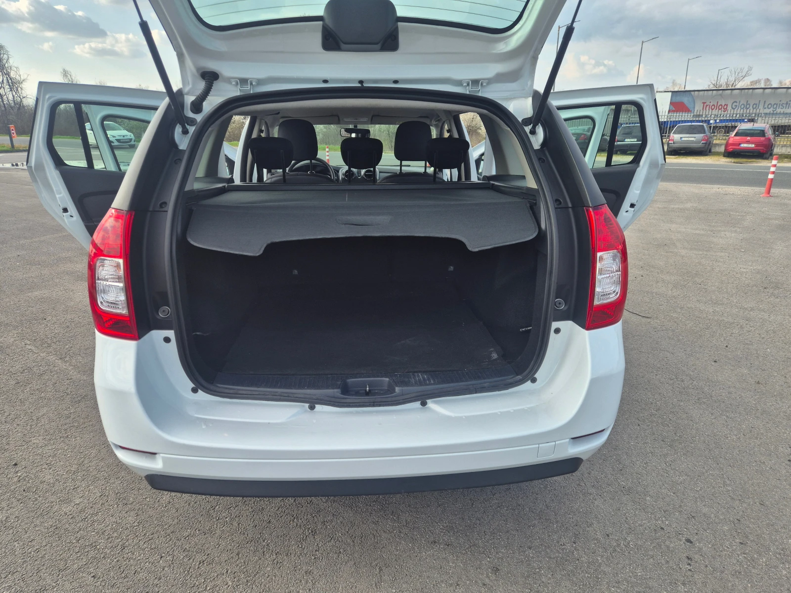 Dacia Logan 1.5 DCI, снимка 11 - Автомобили и джипове - 53976870