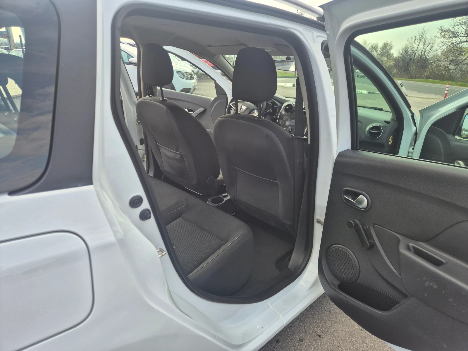 Dacia Logan 1.5 DCI, снимка 10 - Автомобили и джипове - 53976870