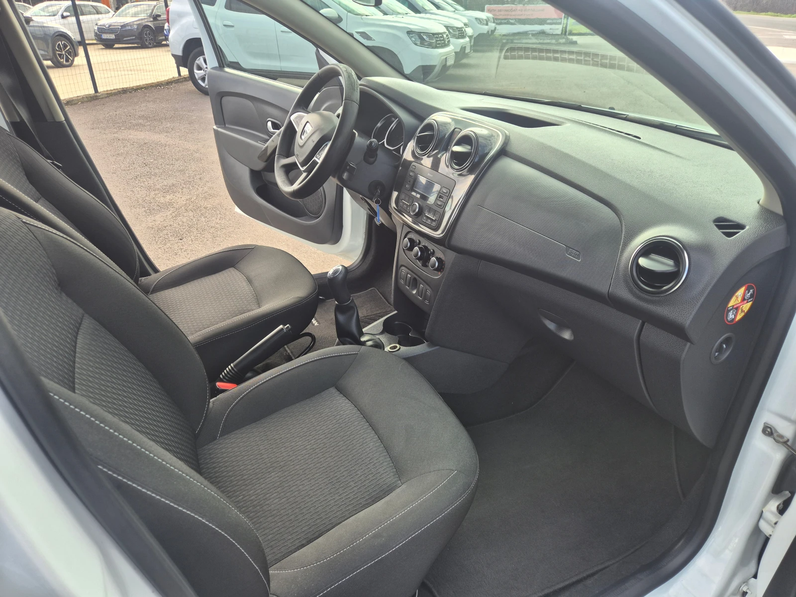 Dacia Logan 1.5 DCI, снимка 9 - Автомобили и джипове - 53976870