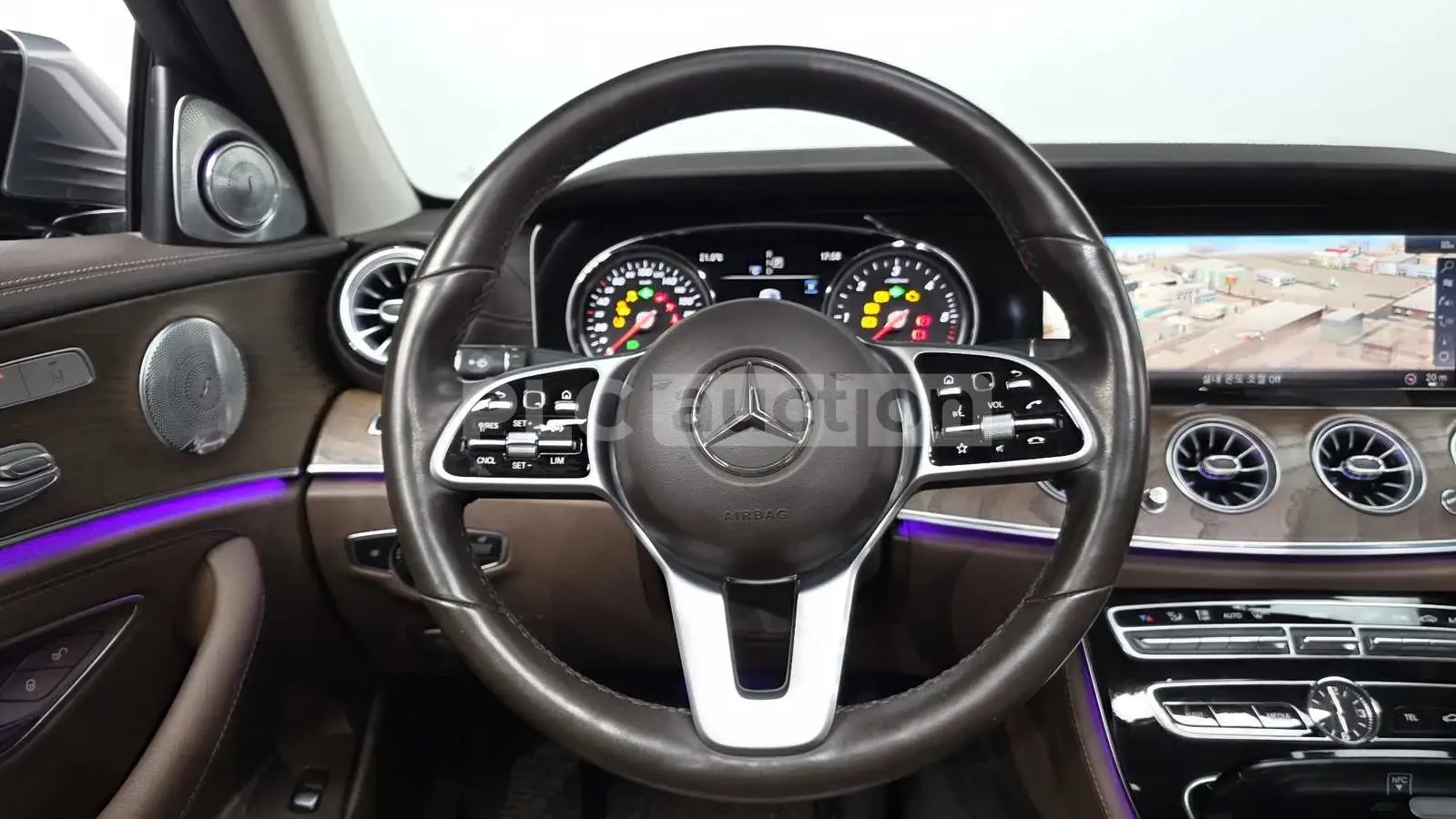 Mercedes-Benz E 220 BURMESTER * PANO * ПОДГРЕВИ * ФИКСИРАНА ЦЕНА ДО БГ, снимка 13 - Автомобили и джипове - 55033164