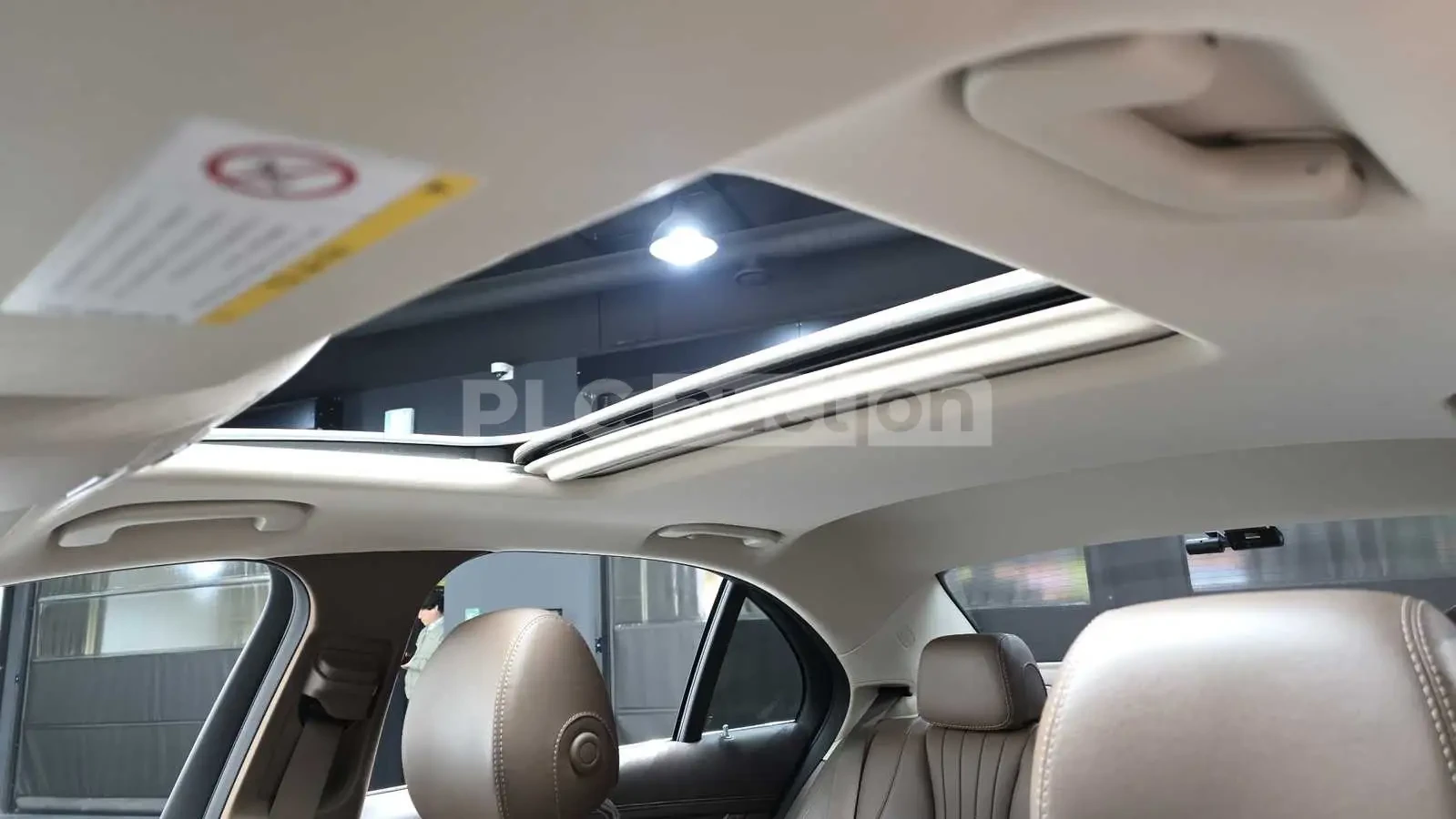 Mercedes-Benz E 220 BURMESTER * PANO * ПОДГРЕВИ * ФИКСИРАНА ЦЕНА ДО БГ, снимка 17 - Автомобили и джипове - 55033164