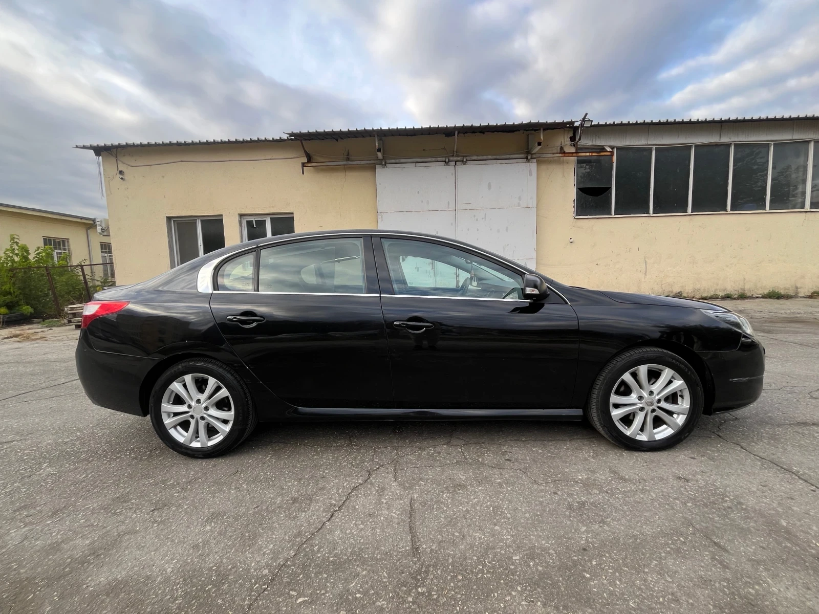 Renault Latitude 2.0D OmnicarAuto, снимка 4 - Автомобили и джипове - 56712549