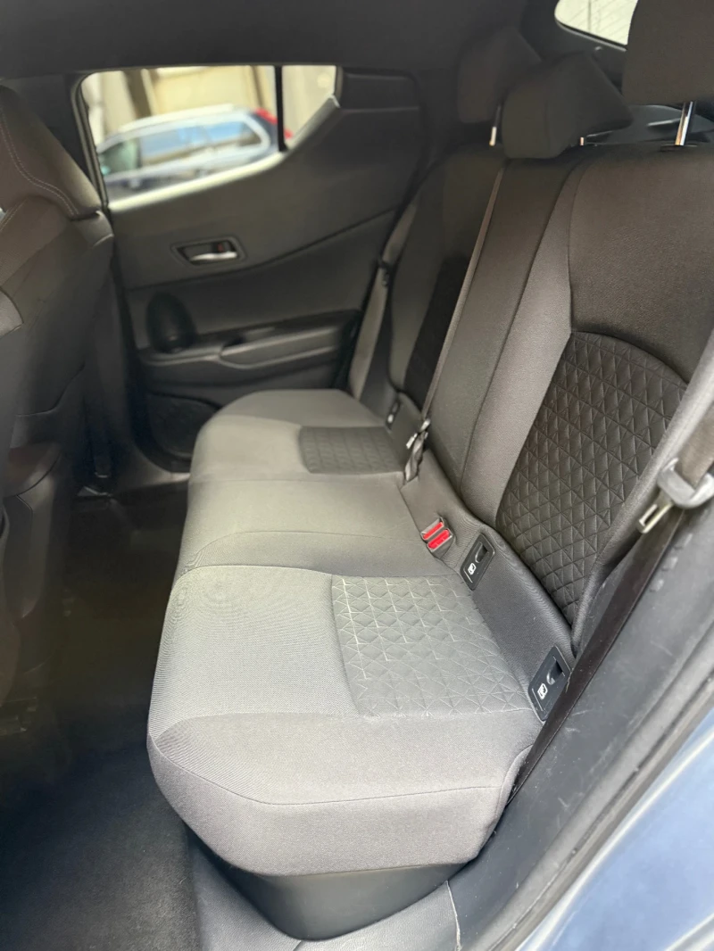 Toyota C-HR 2.0 Hybrid/Гаранция/ Обслужена/Bi-Tone/Лизинг, снимка 12 - Автомобили и джипове - 51218782