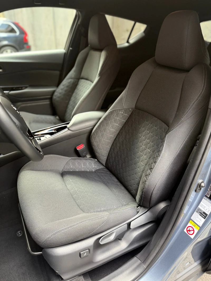 Toyota C-HR 2.0 Hybrid/Гаранция/ Обслужена/Bi-Tone/Лизинг, снимка 10 - Автомобили и джипове - 51218782