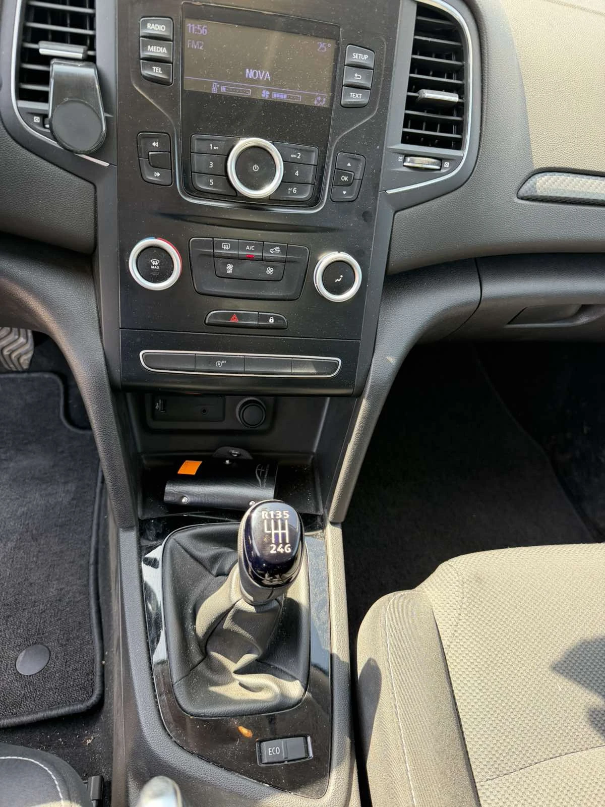 Renault Megane 1.3TCe Sedan 140k.c., снимка 13 - Автомобили и джипове - 54358784