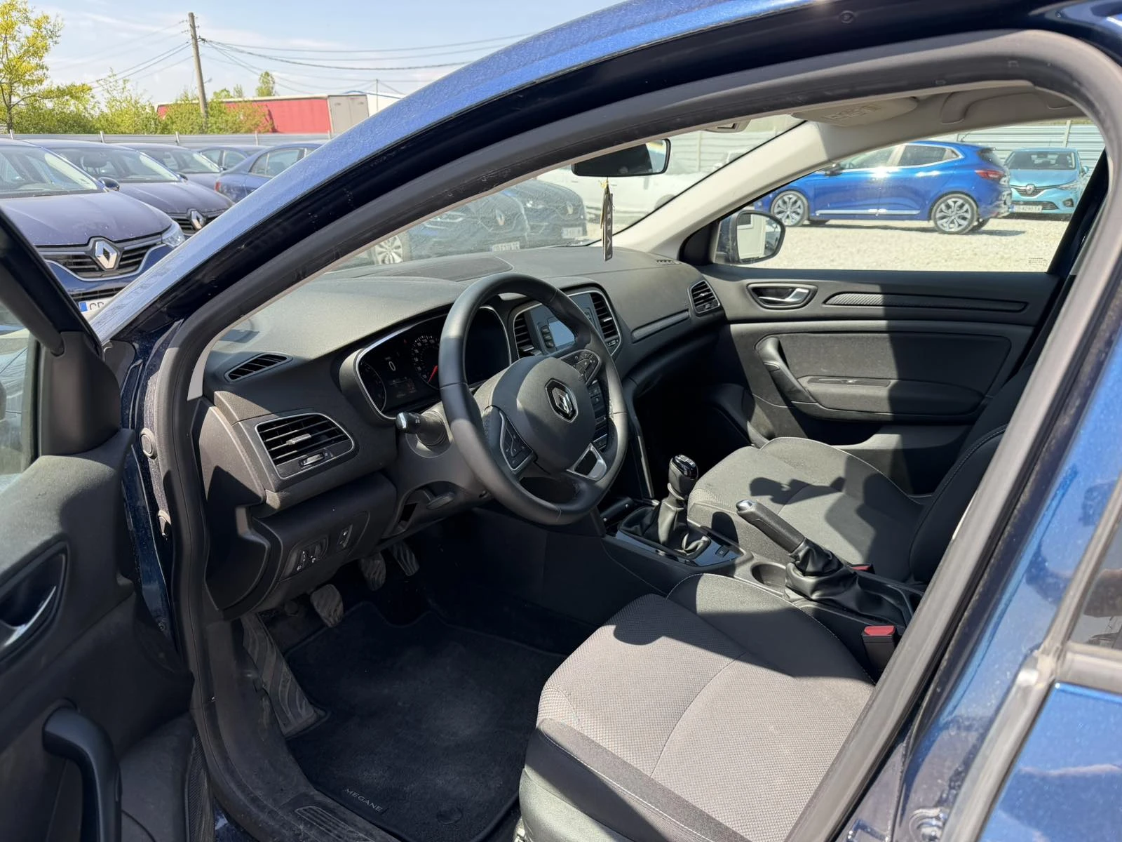 Renault Megane 1.3TCe Sedan 140k.c., снимка 8 - Автомобили и джипове - 54358784