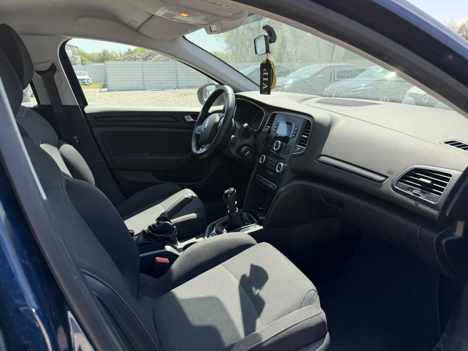 Renault Megane 1.3TCe Sedan 140k.c., снимка 9 - Автомобили и джипове - 54358784