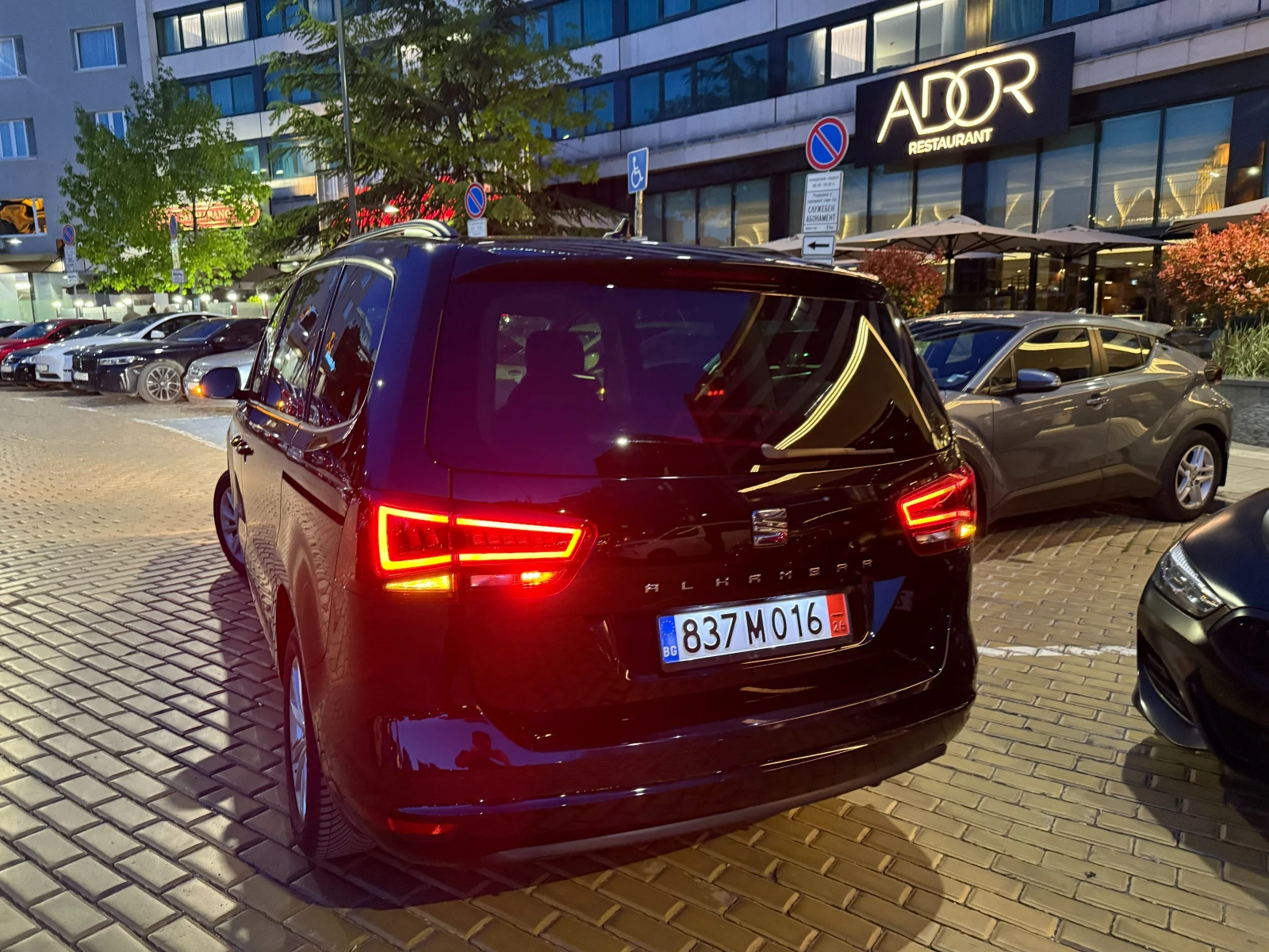 Seat Alhambra Bi-Xenon* 7 места* 2.0TDI* 150кс* РЪЧНА* 111 931км, снимка 6 - Автомобили и джипове - 54569657